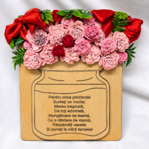 Cadou pentru educatoare – Aranjament floral cu flori roz și roșii, fundițe satinate și mesaj de mulțumire pe suport din lemn