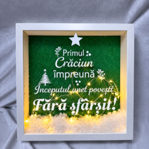 Tablou decorativ luminos de Crăciun – „Primul Crăciun împreună”, cu fundal verde și luminițe LED