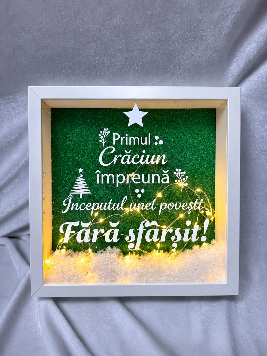 Tablou decorativ luminos de Crăciun – „Primul Crăciun împreună”, cu fundal verde și luminițe LED