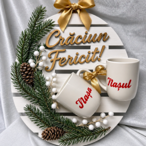 Set cadou Crăciun pentru nași – Suport decorativ cu mesaj „Crăciun fericit” și două căni personalizate